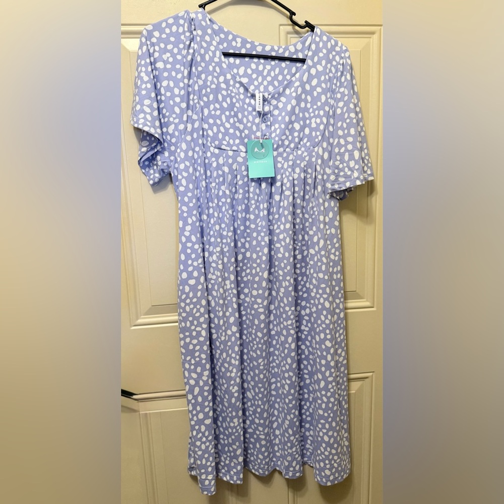 Mintreus Nightgown or Lounge Dress in Light Purple with White Spots Size Large
